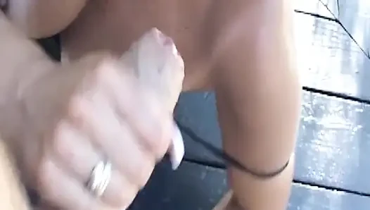 Olgun orta yaşlı seksi kadın damlayan dölle büyük yarağı emiyor
