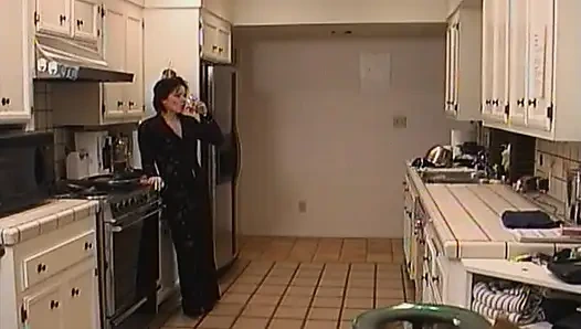 Azgın esmerin mutfak oral macerası