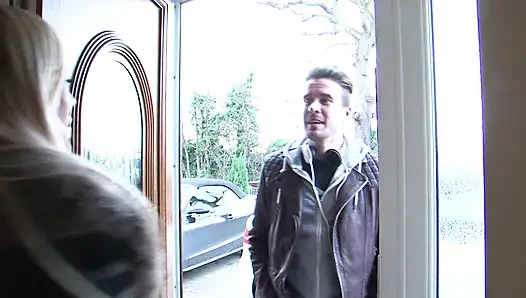 Küçük memeli genç kız azgın ve sikişmek istiyor