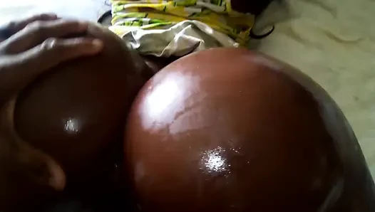 O sarı güneş elbisesini kaldırıyorum, böylece o muhteşem, yağlı, büyük beyaz Afrikalı yanaklarını sikebilirim! LOL