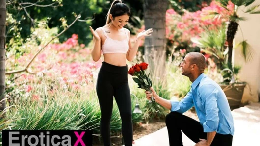 Asyalı güzellik küvette sevişir