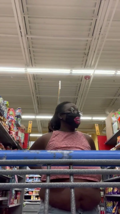 Nookiescookies Walmart'ta meme uçlarını gösteriyor | Klip 2