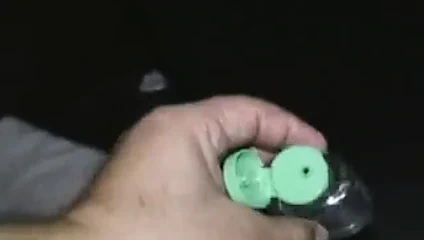 Sürtük tatlı kız delikten çıkan yarağı emiyor