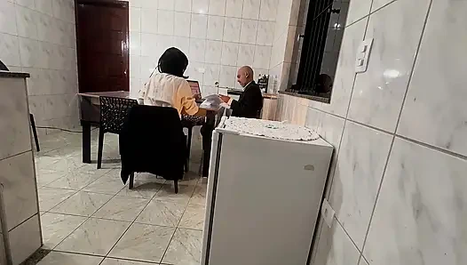 Sekreter götüne tokat atarak ve dölleme ile anal penetrasyonla şaşırıyor.