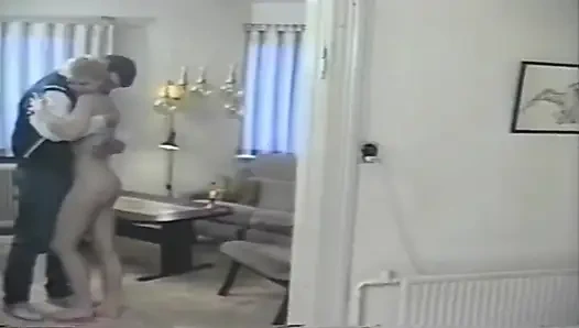 Sıska sarışın bebek parmaklanıyor ve patlamalı orgazm oluyor