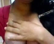 Kırmızı şalvar gösteren kız