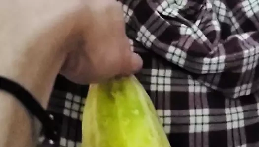 Bir canavar salatalık ile Kızıl