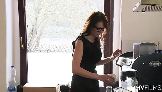AB öğrencisi koridorda sikişiyor