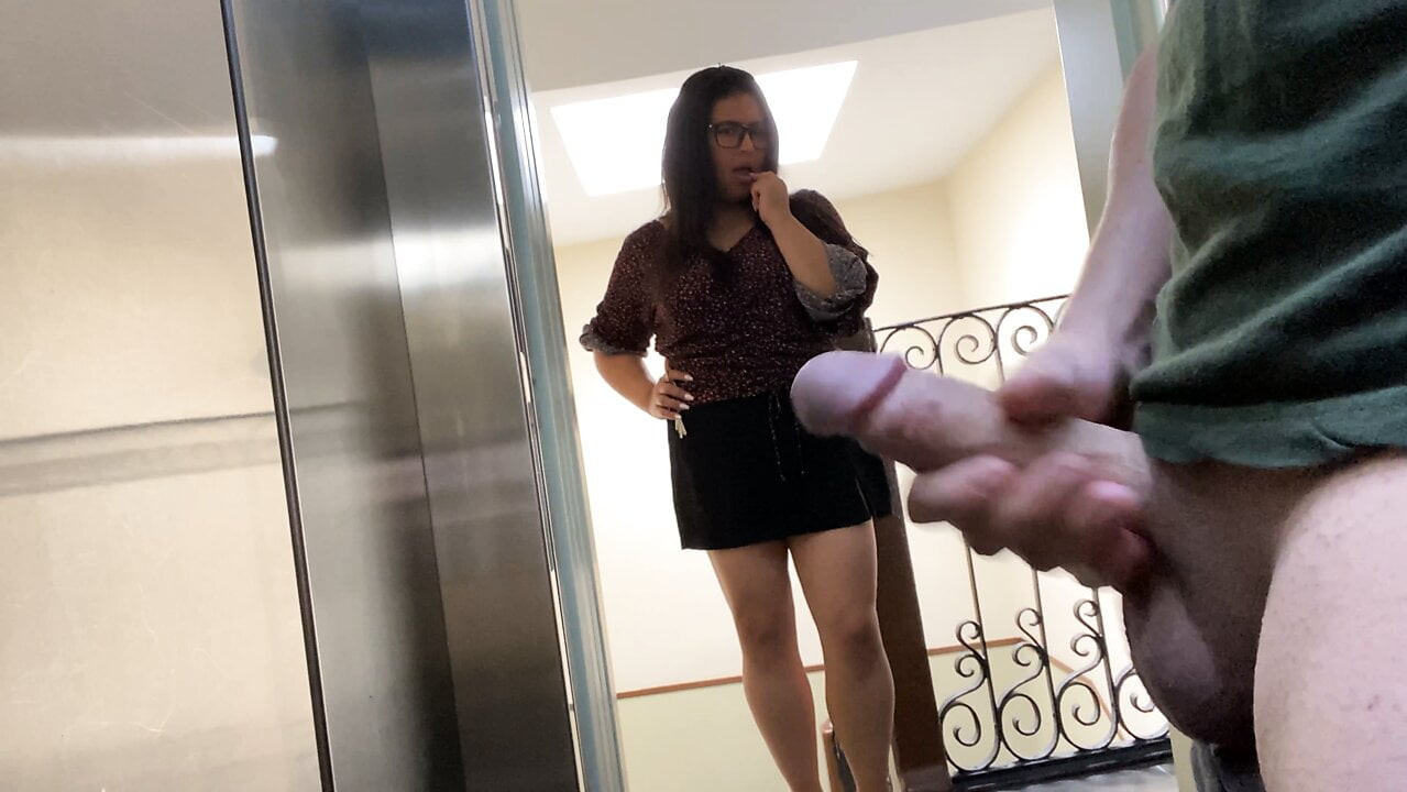 Asansör macerası - komşu orta yaşlı seksi kadın partiden dönüyor ve karşı koyamıyor