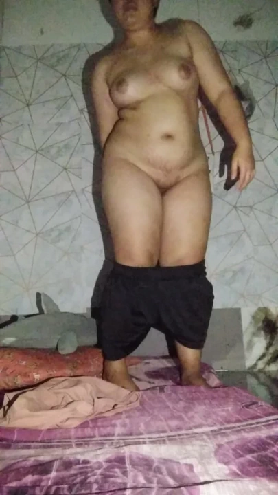 Tombul gençler izleyicileri baştan çıkarmaya çalışıyor