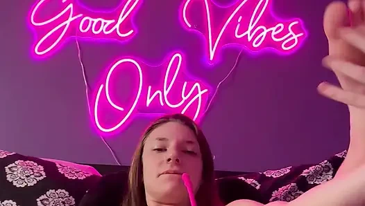 Ayak parmaklarını emiyor ve oyuncakla oynuyor