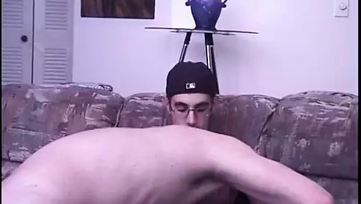 Genç geeky ahbap kıçını delmek için bacaklarını geniş açar