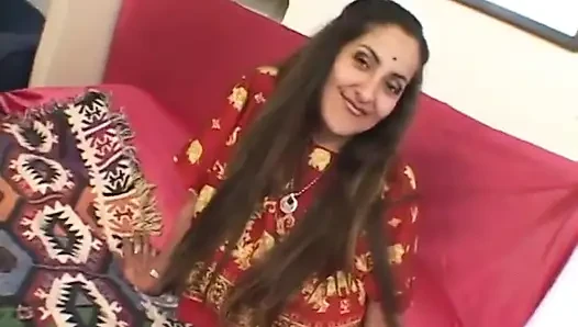 Adam Hintli kızın ağzına yarağını sokuyor ve amını başka biri yutuyor