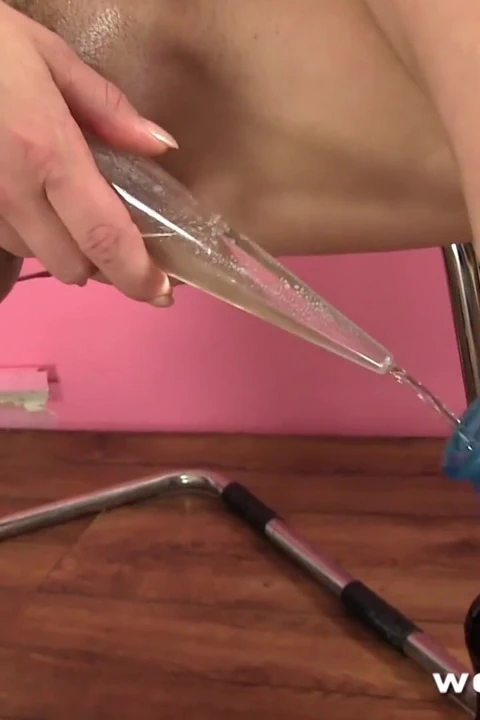 Genç kız huniye işiyor ve boşalıyor