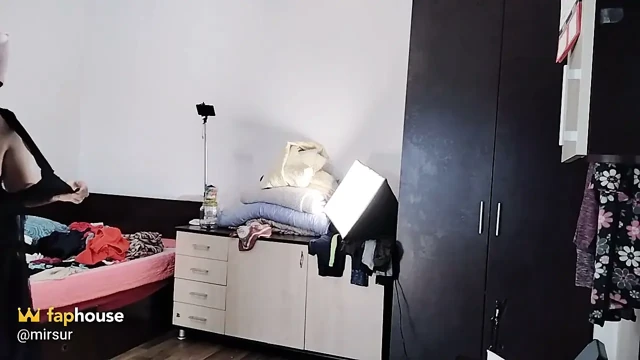 Seksi latin deniyor ve kıyafetlerini kesiyor
