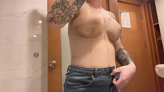 Meme işinden sonra ilk duş - boşalıyor, şişiyor ve morarıyor