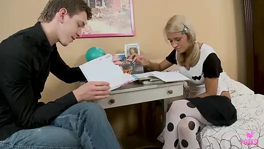 Agna Q adamı ters kovboy kız pozisyonunda beyaz çiçek çarşaflarına sokuyor!