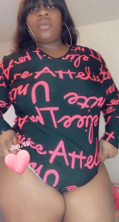 Сок трясет задницей