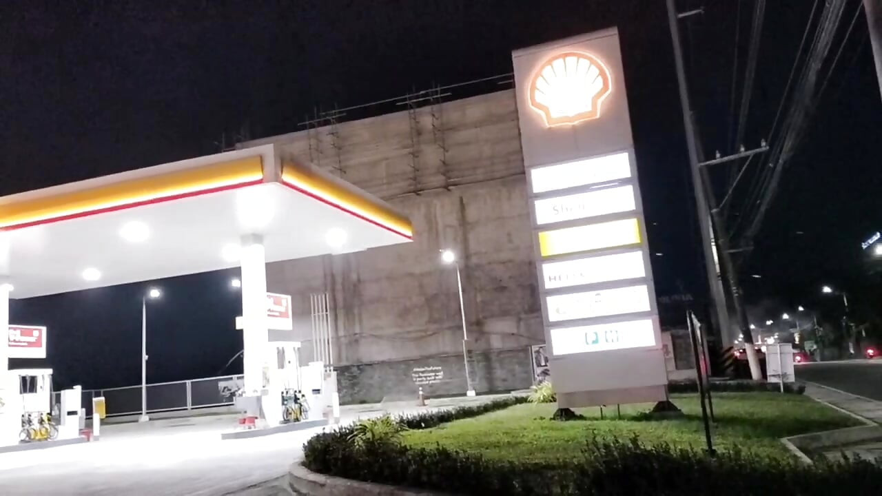 Azgın Filipinli (kabuk) benzin istasyonunda sikikleri ve cum yiyor