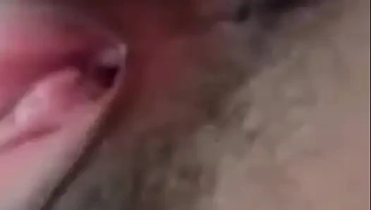 Asyalı Kız Vajinasını Ve Büyük Göğüslerini Gösteriyor