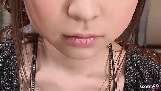 Japon sıska genç kız mahiru partiden sonra sakso çekiyor ve sansürsüz boşaltıyor