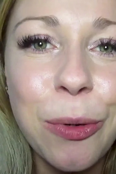 Minik adam sürpriz bir şekilde gizleniyor knicker çekmecesi yutuyor!