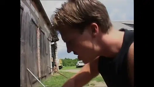 Büyük memeli taşralı orta yaşlı seksi kadın açık havada sürtük gibi sikiliyor