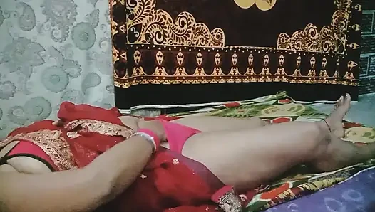 Sıcak baldız, parmağını vajinasına sokarak bir şey yaptı