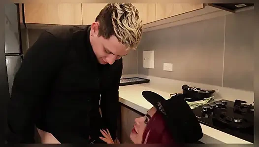 Güzel kovboy kız, çiftlik ustabaşının penisiyle biniyor