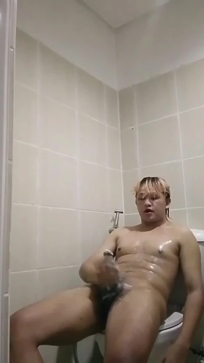 Hugh Yaraklı Philippino Twink Banyoda Canlı Mastürbasyon