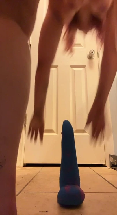 Толстушка в позе обратной наездницы