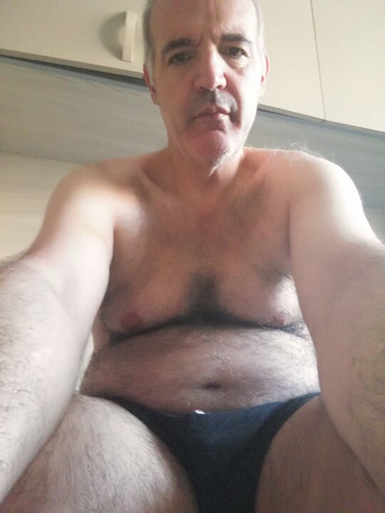 Hala bakire olan arkadaşımın külotuyla yarağımı sıvazlıyorum.