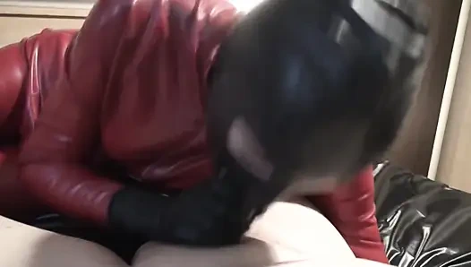 Lateks Danielle ilk oral seksi deniyor