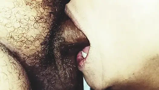 Minyon orta yaşlı seksi kadın gelmiş geçmiş en iyi oral seks sözü verdi ve teslim etti.