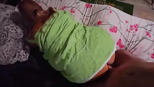 Üvey oğlunun yarağı boşalıyor üvey anne bakış açısı.