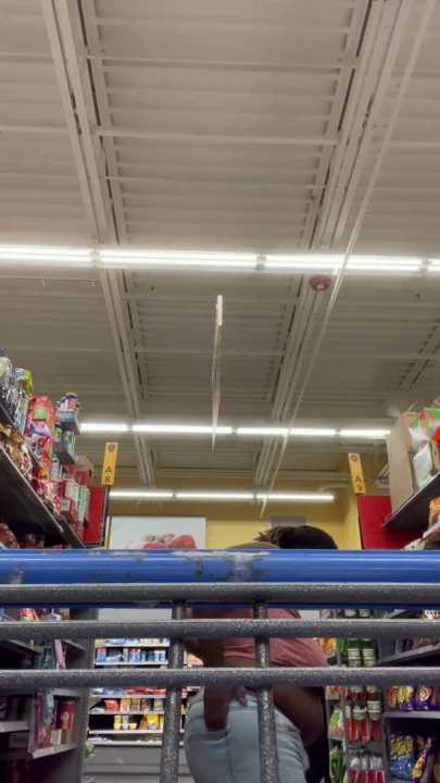 Nookiescookies Walmart'ta meme uçlarını gösteriyor | Klip 2