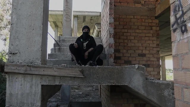 Sütlü göğüslü heliopolis'li ünlü bir evli kadın ofisini kapatıyor ve kendini memnun etmek için dışarı çıkıyor