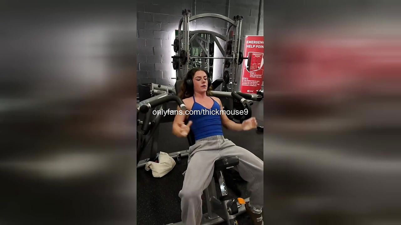 Eyvah spor salonunda: Egzersiz sırasında yanlışlıkla kızın amını zar zor yasal olarak teşhir ediyor!