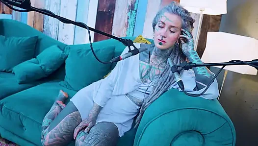 G - grattitude- asmr podcast sfw konuşuyor gotik sıska kız dreadlocks dövmeli model dövmeli kız