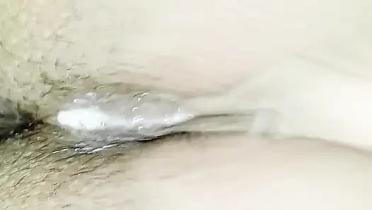 Hintli desi ev hanımı kocasıyla amını parmaklıyor.