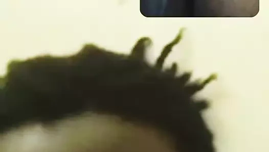 Siyah anne genç erkek avcısının orgazmı, görüntülü görüşme sikişinden zevk aldı