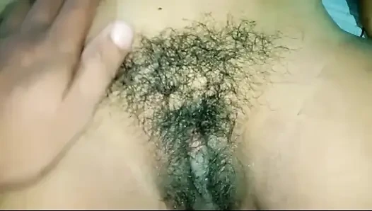 Seksi kızın amına erkek arkadaşı tarafından masaj yapıyor