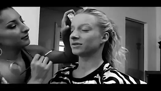 Minyon bebek büyük zenci yarağı tarafından amını genişletiyor