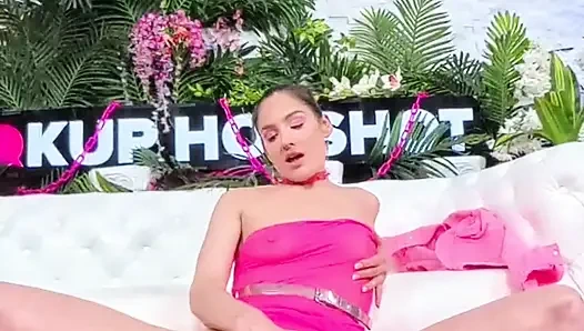 Ein Dildo in Ava alexs mund und ein großer schwanz in ihrer muschi!