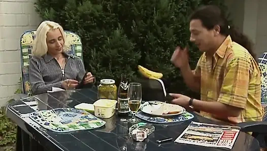 Almanya'dan mükemmel sarışın hatun yarağa biniyor ve götünü yalıyor