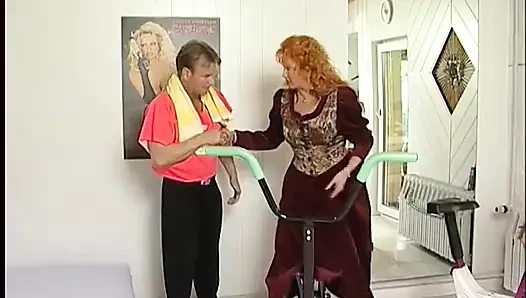 Büyük memeli Alman nine azgın spor salonu eğitmeni tarafından sikiliyor