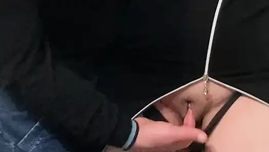 Halka açık metroda sürtüğün amını parmaklıyor