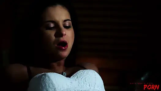 Sevimli kız yatak zamanını en iyi şekilde geçiriyor