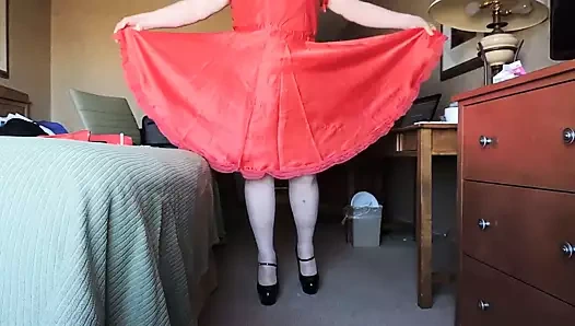 sissy ray içinde kırmızı ipeksi elbise ve hiçbir külot