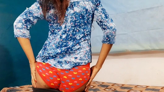 Ateşli kız misafir odasında erkek arkadaşını aldatıyor (Hintçe ses kaydı)